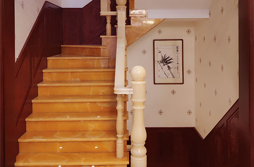 柳城中式别墅室内汉白玉石楼梯的定制安装装饰效果